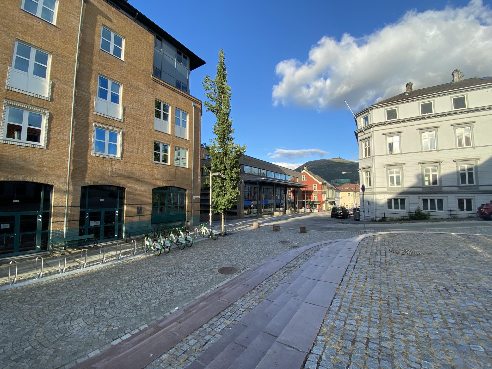 UIB v/SV fakultet like utenfor.